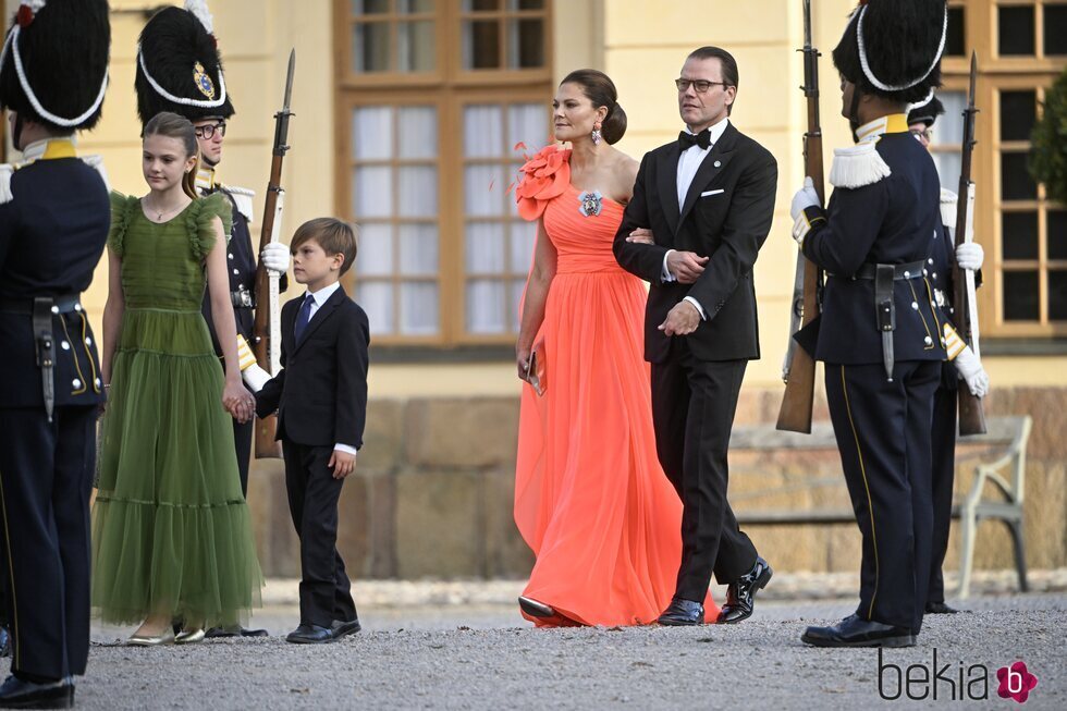 Victoria y Daniel de Suecia y sus hijos Estelle y Oscar de Suecia en la ópera por el Jubileo de Carlos Gustavo de Suecia