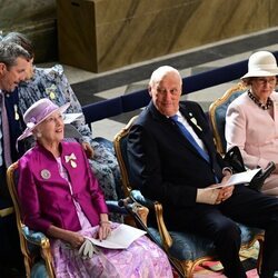 Harald y Sonia de Noruega, Margarita de Dinamarca y Federico y Mary de Dinamarca en el Te Deum por el Jubileo de Carlos Gustavo de Suecia