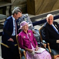 Harald y Sonia de Noruega, Margarita de Dinamarca y Federico y Mary de Dinamarca en el Te Deum por el Jubileo de Carlos Gustavo de Suecia