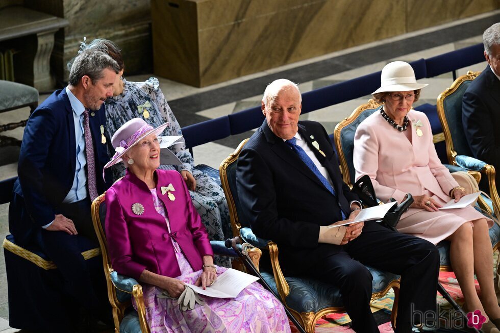 Harald y Sonia de Noruega, Margarita de Dinamarca y Federico y Mary de Dinamarca en el Te Deum por el Jubileo de Carlos Gustavo de Suecia