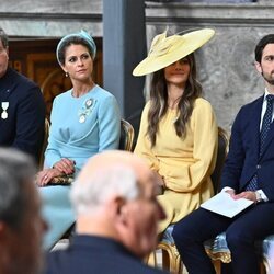 Carlos Felipe y Sofia de Suecia y Magdalena de Suecia y Chris O'Neill en el Te Deum por el Jubileo de Carlos Gustavo de Suecia