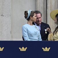 Sofia de Suecia hablando con Magdalena de Suecia y Chris O'Neill en el Jubileo de Carlos Gustavo de Suecia