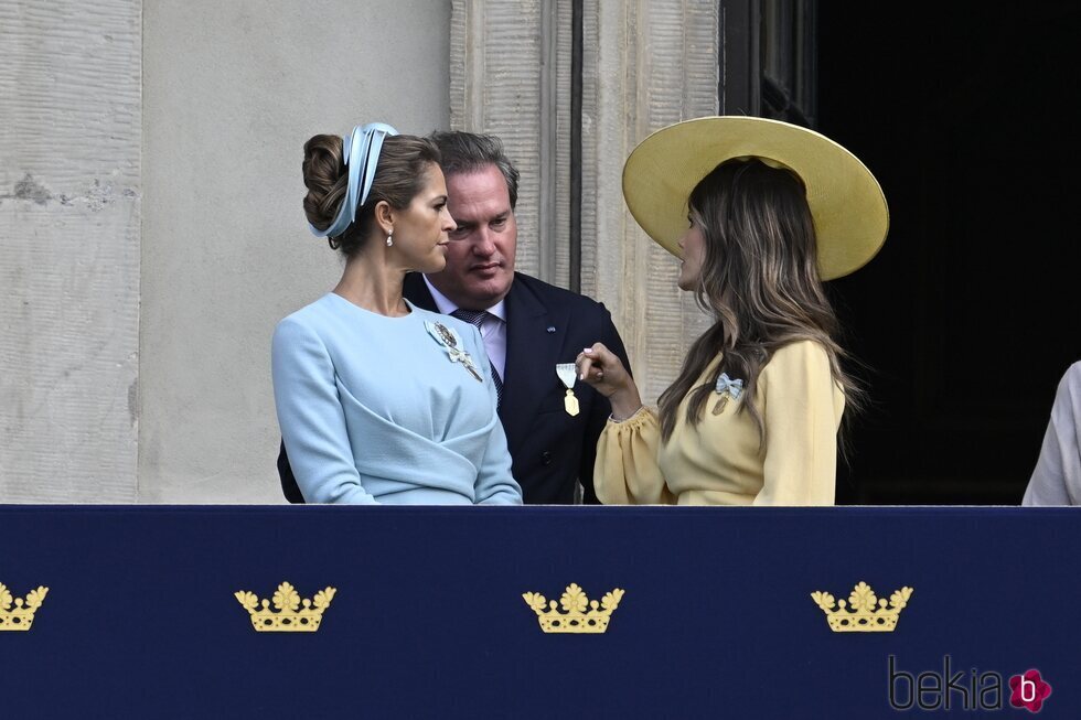 Sofia de Suecia hablando con Magdalena de Suecia y Chris O'Neill en el Jubileo de Carlos Gustavo de Suecia