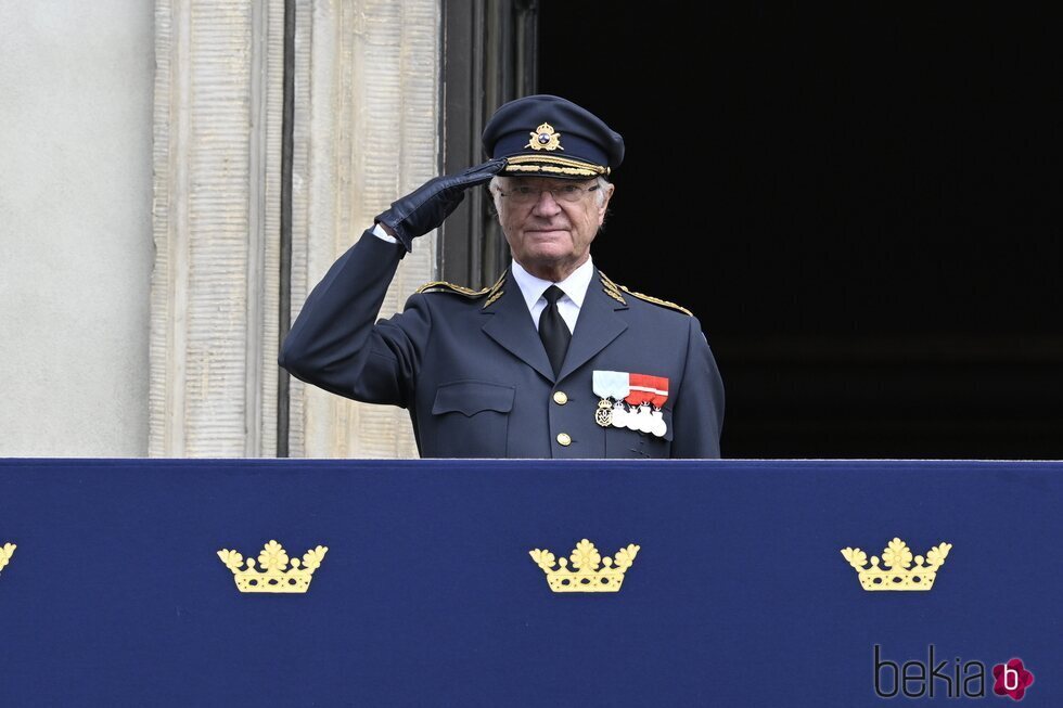 Carlos Gustavo de Suecia en el balcón del Palacio Real de Estocolmo en su Jubileo