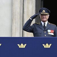 Carlos Gustavo de Suecia en el balcón del Palacio Real de Estocolmo en su Jubileo