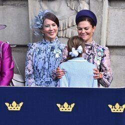 Mary de Dinamarca y Victoria de Suecia miran con cariño a Estelle de Suecia en el Jubileo de Carlos Gustavo de Suecia