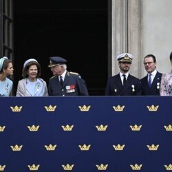 Carlos Gustavo y Silvia de Suecia con sus hijos y Daniel de Suecia en el Jubileo de Carlos Gustavo de Suecia