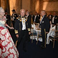 Carlos Gustavo de Suecia y con Margarita de Dinamarca con la Tiara Pearl Poiré en la cena por el Jubileo de Carlos Gustavo de Suecia