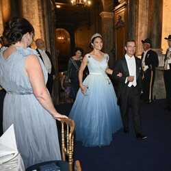 Victoria de Suecia con la Tiara Fringe de Baden y el Primer Ministro de Suecia en la cena por el Jubileo de Carlos Gustavo de Suecia