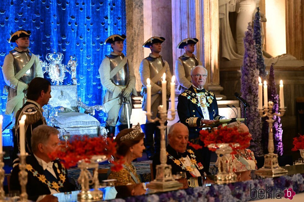 Carlos Gustavo y Silvia de Suecia y Harald de Noruega en la cena por el Jubileo de Carlos Gustavo de Suecia