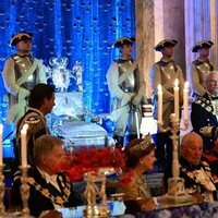 Carlos Gustavo y Silvia de Suecia y Harald de Noruega en la cena por el Jubileo de Carlos Gustavo de Suecia