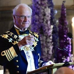 Carlos Gustavo de Suecia brindando en el discurso por su Jubileo