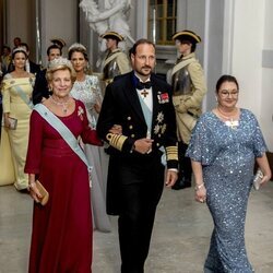 Ana María de Grecia, Haakon de Noruega y Helena Norlén en la cena por el Jubileo de Carlos Gustavo de Suecia