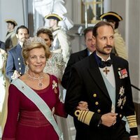 Ana María de Grecia con la Tiara Khedive de Egipto y Haakon de Noruega en la cena por el Jubileo de Carlos Gustavo de Suecia