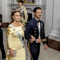 Carlos Felipe de Suecia y Sofia de Suecia con su tiara nupcial en la cena por el Jubileo de Carlos Gustavo de Suecia