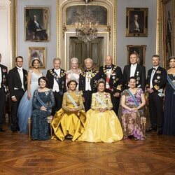 La Familia Real Sueca, la Familia Real Danesa y la Familia Real Noruega con los Presidentes de Islandia y Finlandia en el Jubileo del Rey de Suecia