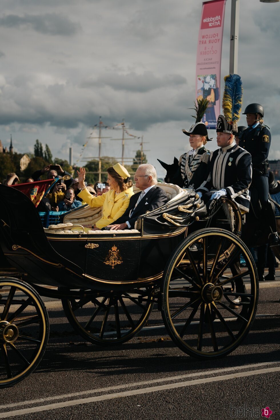 Carlos Gustavo y Silvia de Suecia recorriendo Estocolmo en un coche de caballos por el Jubileo de Carlos Gustavo de Suecia