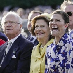 Silvia, Victoria y Estelle de Suecia riéndose junto a Carlos Gustavo de Suecia y Sofia de Suecia en el concierto por el Jubileo de Carlos Gustavo de Suecia