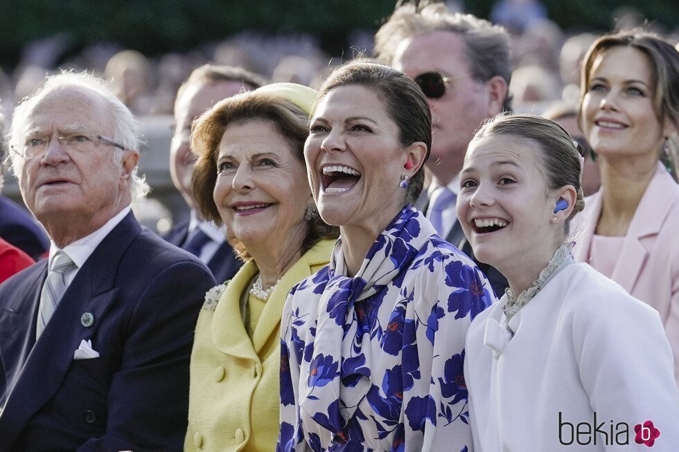 Silvia, Victoria y Estelle de Suecia riéndose junto a Carlos Gustavo de Suecia y Sofia de Suecia en el concierto por el Jubileo de Carlos Gustavo de Suecia