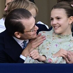 Daniel de Suecia y su hija Estelle de Suecia en el concierto por el Jubileo de Carlos Gustavo de Suecia