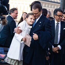 Daniel de Suecia y Estelle de Suecia abrazándose en el concierto por el Jubileo de Carlos Gustavo de Suecia