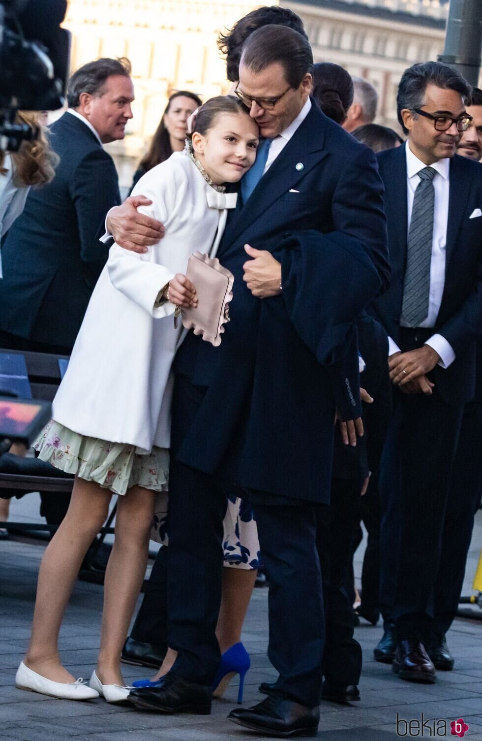 Daniel de Suecia y Estelle de Suecia abrazándose en el concierto por el Jubileo de Carlos Gustavo de Suecia