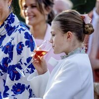 Estelle de Suecia tomando una bebida en el concierto por el Jubileo de Carlos Gustavo de Suecia