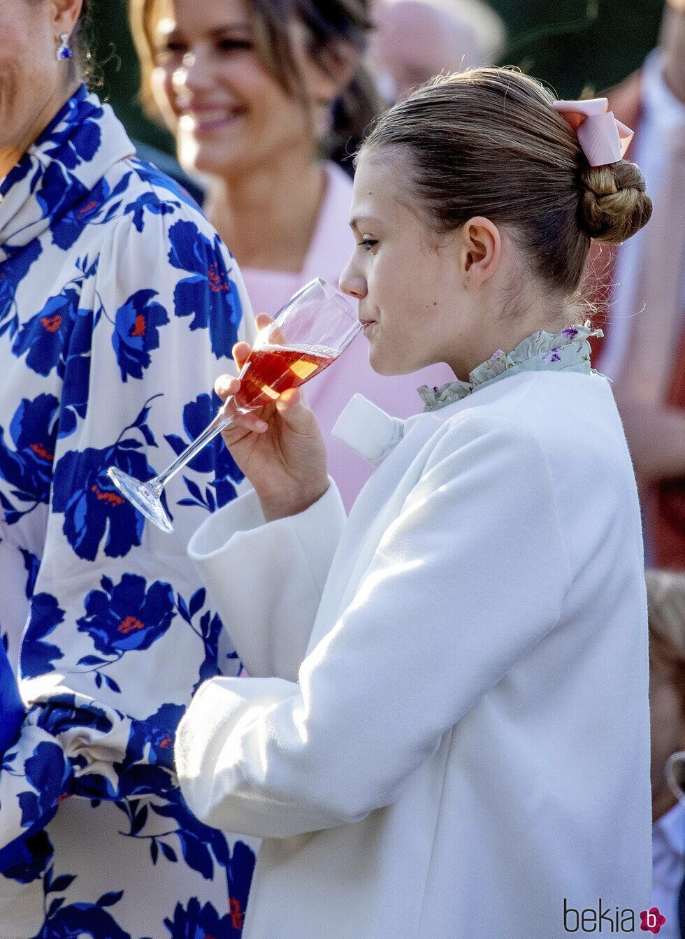 Estelle de Suecia tomando una bebida en el concierto por el Jubileo de Carlos Gustavo de Suecia