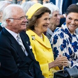 Victoria de Suecia mirando orgullosa a sus padres en presencia de Estelle de Suecia en el Jubileo de Carlos Gustavo de Suecia