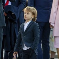 Gabriel de Suecia con el bolso de su madre en el concierto por el Jubileo de Carlos Gustavo de Suecia