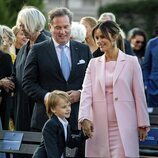 Chris O'Neill, Sofia de Suecia y Gabriel de Suecia con el bolso de su madre en el concierto por el Jubileo de Carlos Gustavo de Suecia