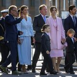 Carlos Felipe y Sofia de Suecia y sus hijos Alexander y Gabriel y Magdalena de Suecia y Chris O'Neill en el Jubileo de Carlos Gustavo de Suecia