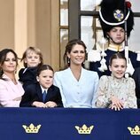 Sofia de Suecia y sus hijos Alexander y Gabriel, Magdalena de Suecia y Estelle de Suecia en el Jubileo de Carlos Gustavo de Suecia