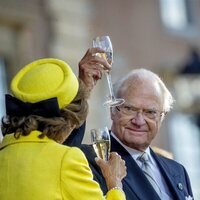 Carlos Gustavo y Silvia de Suecia brindando en el Jubileo de Carlos Gustavo de Suecia