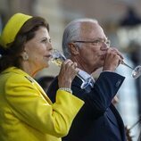 Carlos Gustavo y Silvia de Suecia bebiendo champán en el Jubileo de Carlos Gustavo de Suecia