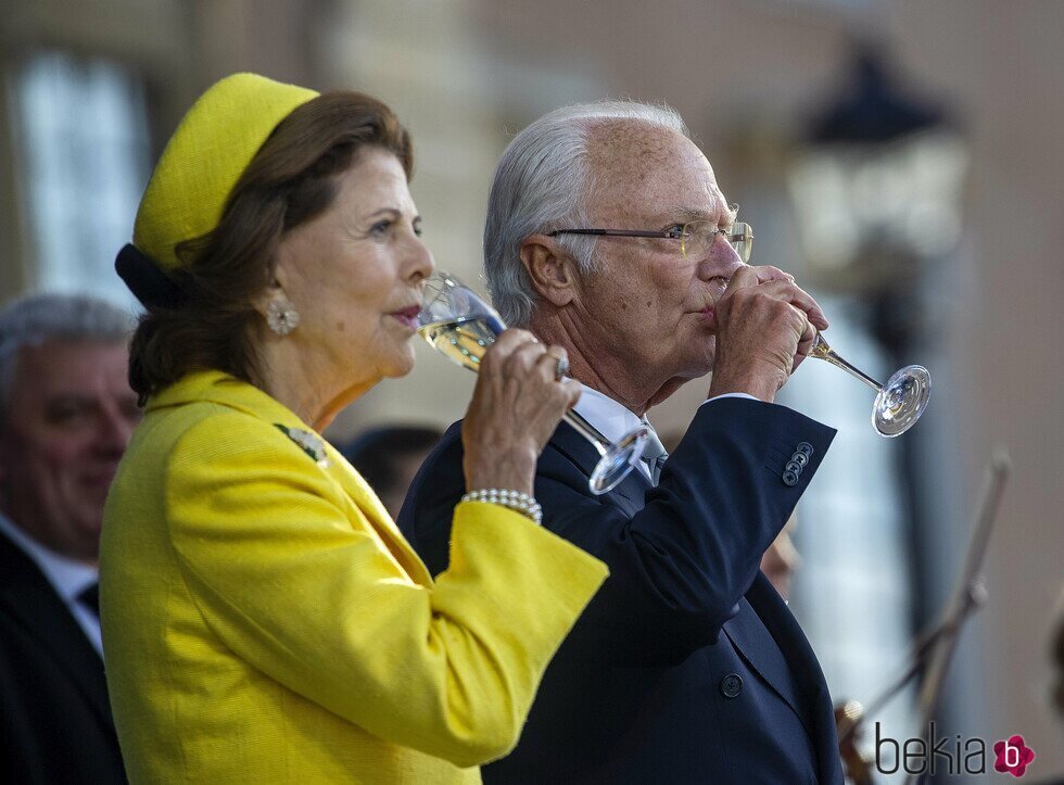 Carlos Gustavo y Silvia de Suecia bebiendo champán en el Jubileo de Carlos Gustavo de Suecia