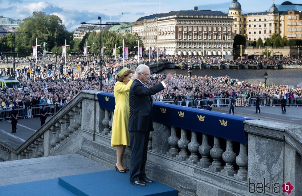 Carlos Gustavo y Silvia de Suecia saludando a la ciudadanía en el Jubileo de Carlos Gustavo de Suecia