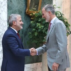 El Rey Felipe VI y el Alcalde de Barcelona saludándose en una audiencia en Barcelona