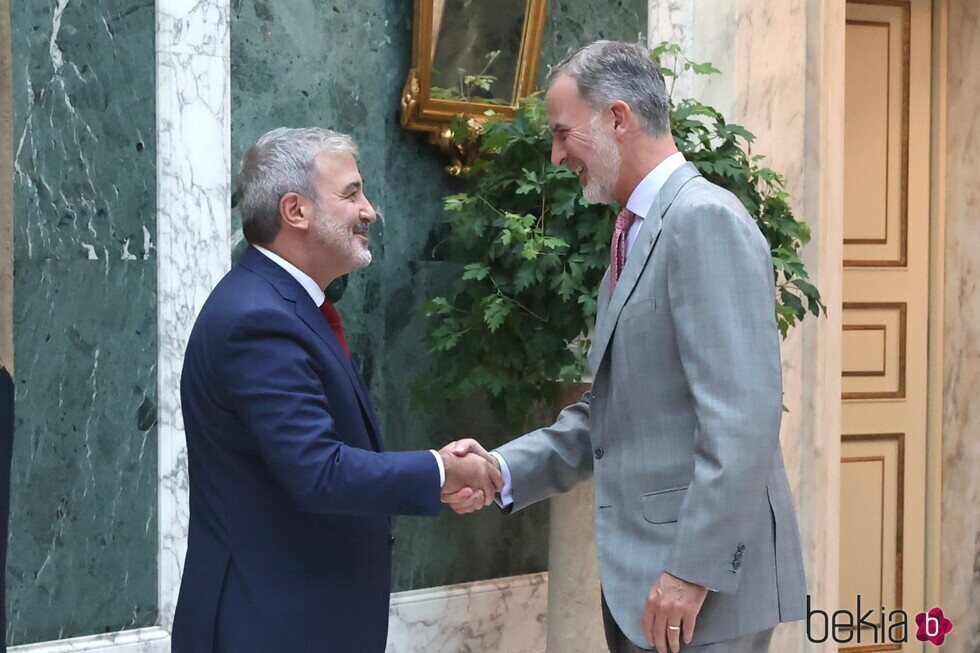 El Rey Felipe VI y el Alcalde de Barcelona saludándose en una audiencia en Barcelona