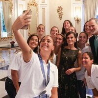 Los Reyes Felipe y Letizia haciéndose un selfie con unas deportistas españolas en Barcelona