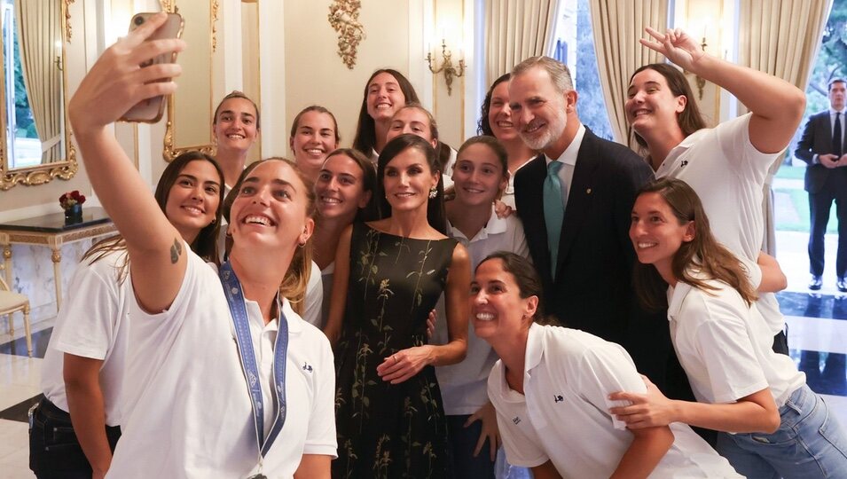 Los Reyes Felipe y Letizia haciéndose un selfie con unas deportistas españolas en Barcelona