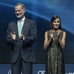 Los Reyes Felipe y Letizia aplaudiendo en los Premios La Vanguardia