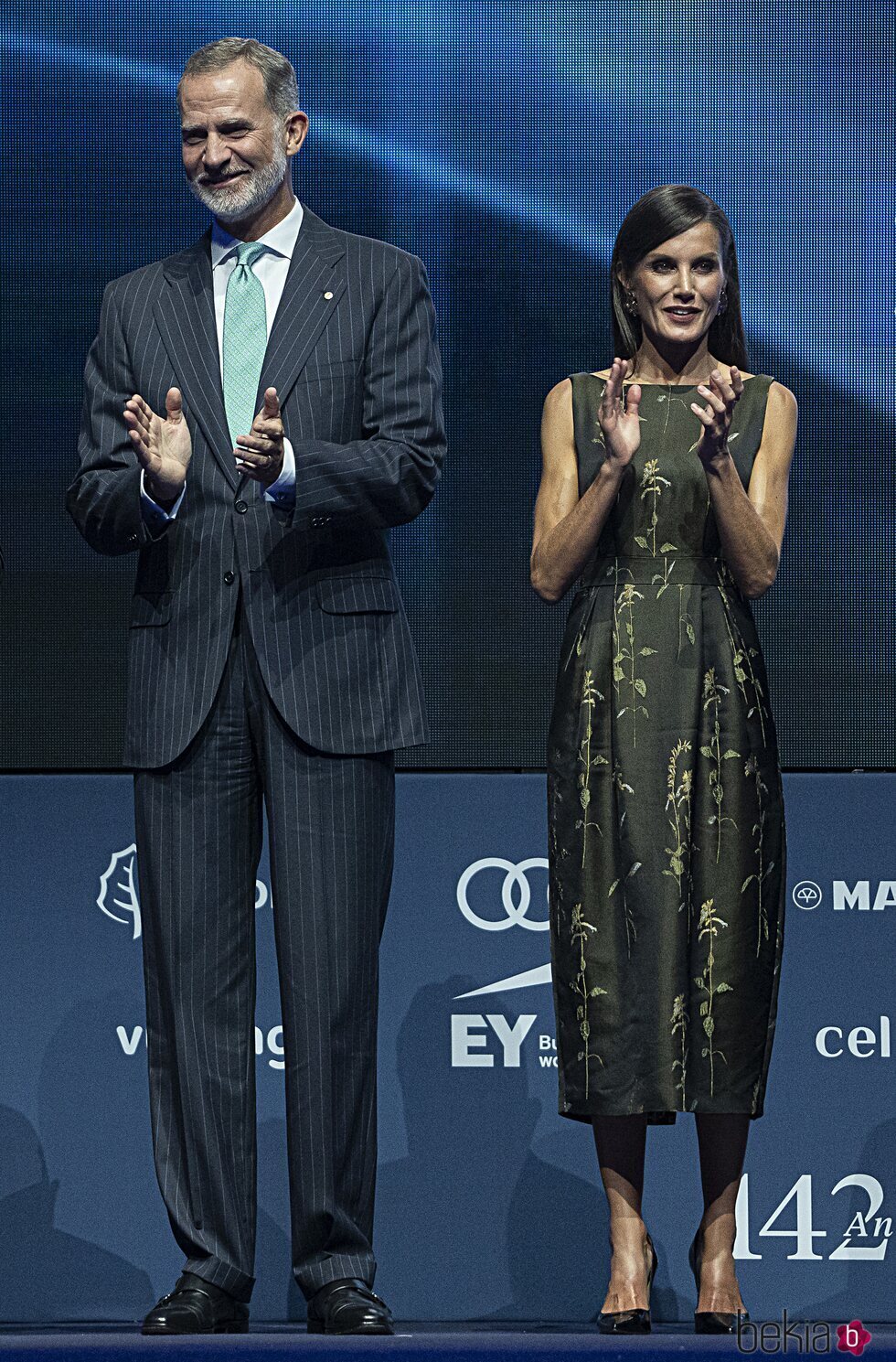 Los Reyes Felipe y Letizia aplaudiendo en los Premios La Vanguardia