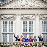 La Familia Real Holandesa saludando desde el Palacio Noordeinde en el Prinsjesdag 2023