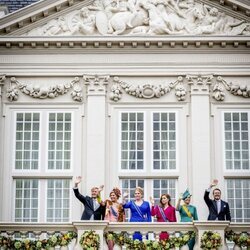 La Familia Real Holandesa saludando desde el Palacio Noordeinde en el Prinsjesdag 2023