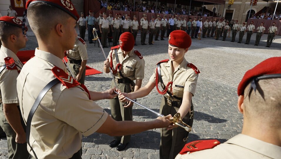 La Princesa Leonor recoge el sable por el que obtiene el título de Dama Cadete