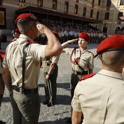 La Princesa Leonor haciendo el saludo militar durante la Ceremonia de Entrega de Sables