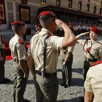 La Princesa Leonor haciendo el saludo militar durante la Ceremonia de Entrega de Sables