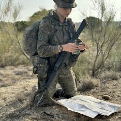 La Princesa Leonor haciendo topográficas con un plano en sus maniobras militares