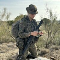 La Princesa Leonor haciendo topográficas con un plano en sus maniobras militares